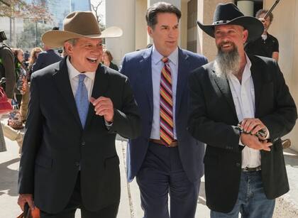 Forrest Welborn (derecha) sale del juzgado con su abogado Steve Goodson (izquierda) tras ser exonerado en una audiencia este jueves