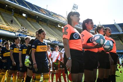 Fortunato (segunda desde la izquierda) dirigió también el primer Superclásico en la era semiprofesional del fútbol femenino en 2019