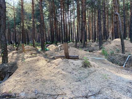 Fosas comunes en Izium