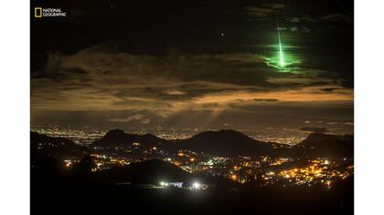 Mención de Honor: Paisajes. "Serendipitous Green Meteor"