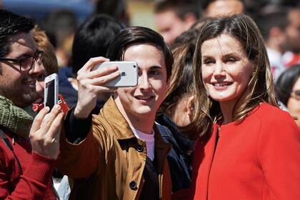 Días atrás, en el campus de la Universidad de Huelva, se mostró distendida y accedió a hacerse selfies con quienes se lo pidieron, FOTO: COVER
