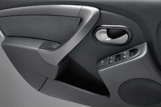 La Plata: fueron a hacerle la multa a un auto y encontraron una beba encerrada