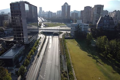 La pandemia obligó a distintas fases de confinamiento en Santiago y alrededores que dibujaron un panorama inusualmente solitario en calles y avenidas de la capital