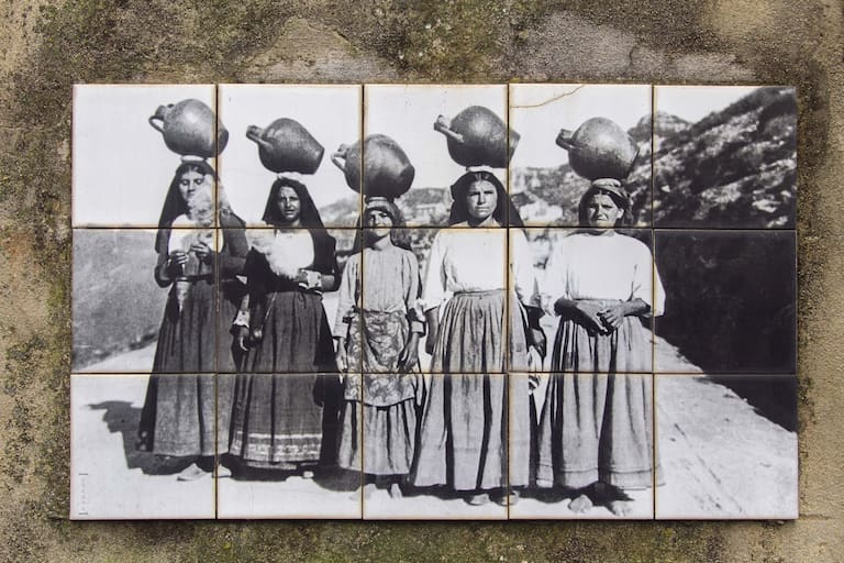 Foto antigua expuesta en una calle de Baunei, 100 km al noreste de Cagliari