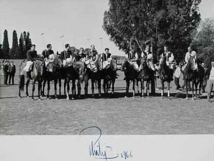 Foto autografiada de su paso por Hurlingham en 1966: "Fue el punto culminante de mi carrera en el polo", dijo