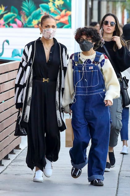 Foto © 2022 Backgrid/El Grupo Grosby

16 ENERO 2022

Venice, CA - Jennifer Lopez va de compras con su hija después de hacer un cambio de vestuario