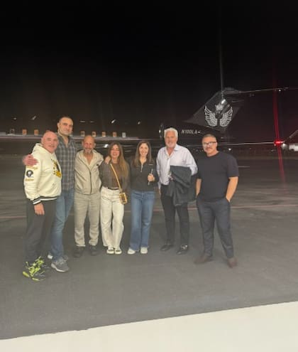 Foto compartida en redes sociales por Soledad Cedro, en la que se encuentra con Rob Citrone, Leonardo Scatturice y Matt Schlapp, entre otros