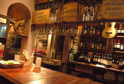 La barra de la Peña del Colorado, siempre con una guitarra para quien quisiera tocar y cantar
