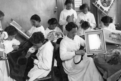 Foto de 1920 en la clase de costura de la escuela Dolores Lavalle de Lavalle.