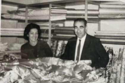 Foto de 1955, cuando Manuel De Levie, junto a su esposa, vendían acolchados de pluma en el comercio