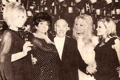 Foto de 1968 cuando Carlos A. Petit presentó la revista Cuando abuelita era hippie junto a Norma Pons, Zulma Faiad, Mimí Pons y Elena Barrionuevo