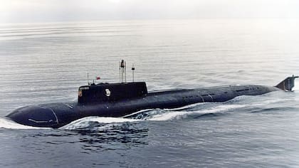 Foto de 1999 muestra el submarino nuclear ruso Kursk en el mar de Barents cerca de Severomorsk, Rusia