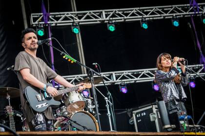 Ale Sergi y Rosario Ortega, vocalista invitada en el show de Meteoros. Foto de Agustín Dusserre