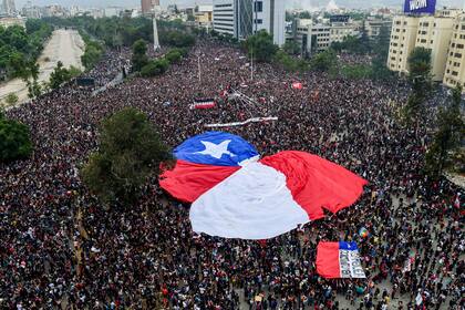 Foto de archivo aéreo tomada el 8 de noviembre de 2019 de personas que se manifestaban contra el gobierno del presidente de Chile, Sebastián Piñera, en Santiago.