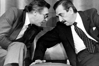 El entonces ministro de Economía Juan Sourrouille con Raúl Alfonsín, en tiempos del Plan Austral 
