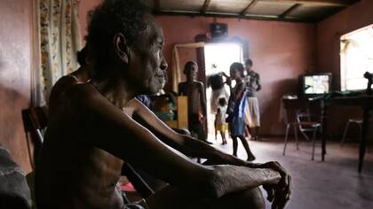 Foto de archivo de Louis Onesime, refugiado de Chagos en territorio de Mauricio, en un hogar compartido por más de 20 miembros de la familia. Muchos chagosianos se quejan de condiciones de miseria