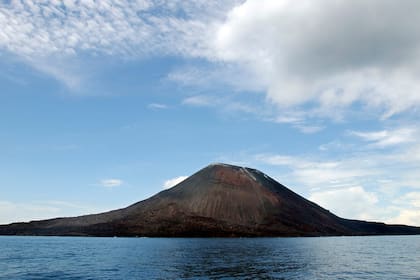 foto de archivo del 10 de abril de 2004 muestra el volcán Anak Krakatau, visto desde la costa de Java Occidental, Indonesia. Anak Krakatau de Indonesia en Lampung entró en erupción el viernes por la noche