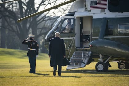 Donald Trump saliendo de la Casa Blanca