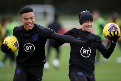Mason Greenwood y Phil Foden entrenando con la selección inglesa.