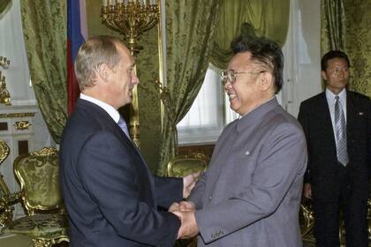 Foto de archivo. Vladimir Putin le da la mano al líder norcoreano Kim Jong Il, durante su reunión en Moscú en 2001.