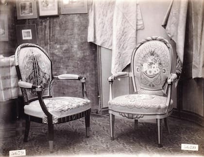 Foto de catálogo de dos sillas elaboradas por Walheimer; solía crear toda una escenografía antigua en su taller para implantar sus muebles. "Incluso llegaba a disfrazar gente para sacar la foto, y atrás escribía: foto de Josecito en 1925", cuenta Shávelzon.