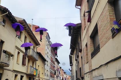 "...terminas por no ser realmente de ningún sitio, porque aquellos que se identifican como argentinos de pura cepa, residentes en su patria, ya no te ven como a un igual, y aquellos que te acogen con cariño en su tierra adoptiva nunca se olvidan del todo que has nacido en otra parte”. (Foto de Centelles, Barcelona, durante la fiesta 'Cau de Bruixes - madriguera de brujas)