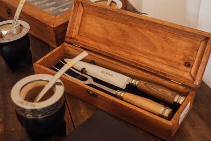 En el stand de Grill West Store hay productos que van desde cocinas, salamandras, fogoneros en hierro oxidado (proceso que preserva el material) o en negro; estufas y leñeros, cuchillería, tablas y mates.