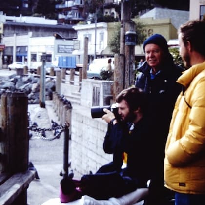 Foto de enero de 1987, recién operado de la pierna izquierda, con su papá y su hermano