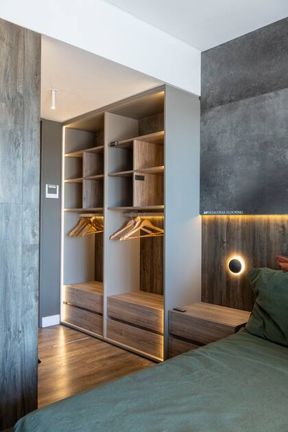 Luces LED facilitan el uso del vestidor.