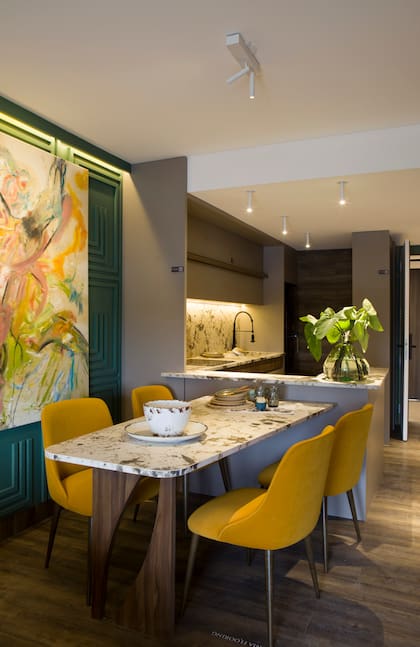 La elección de superficies en piedra sintetizada Alpinus White refuerza la presencia de textura y asegura resistencia.