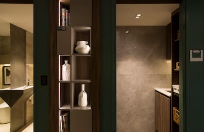 En el pasillo que lleva hacia el dormitorio, el verde hace juego con el revestimiento que vimos en el living.