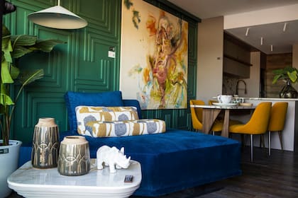 Unificando los ambientes, se eligió un revestimiento Wild Grey (Patagonia Flooring) para piso y paredes, generando una base amable y continua.