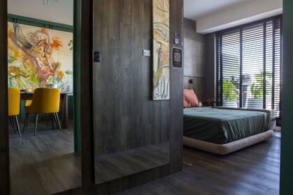 El uso de espejos amplía la sensación de amplitud y multiplica la luz.