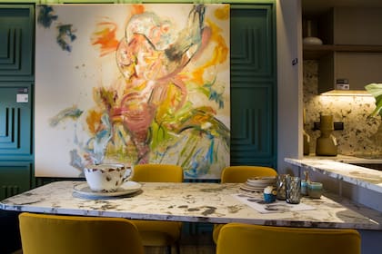 Con sus vetas sutiles, manchas y su acabado mate, el sinterizado de la mesa introduce una presencia mineral que dialoga con la calidez del entorno sin imponerse.