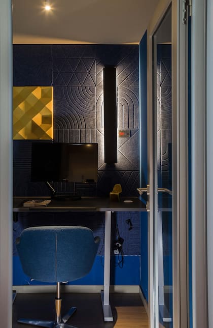 Mesa y sillón "Moon" regulables. Puerta de acceso "Active Wall Deluxe" de vidrio con marco perimetral de aluminio anodizado (todo Grupo (a)2).