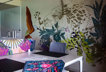 Las estampas diseñadas por la arquitecta detrás de Era Carlota le dan color al espacio.