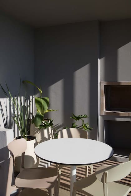 Mesa "Tabula" y sillas "Clay", "Donna" y "Dora" (todo Grupo (a)2).