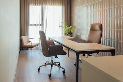 Puesto gerencial "Avant Negro" con tapa melanina color ceniza y sillas "Cronos" en sus versiones de respaldo alto y medio (Grupo (a)2). Revestimiento de pared "Ombre Sand Desert" (San Lorenzo Design).