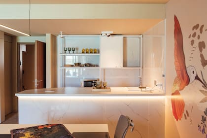 En la cocina, estructura de paneles "Active Wall" y mesada con tapa de melamina (Grupo (a)2). Revestimiento "Lincoln Carrara Bianco" (San Lorenzo Design).