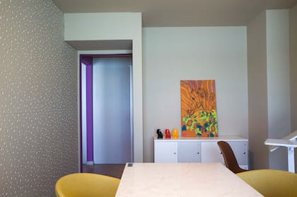 Mesa "Eter blanco" con sillas "Urbana" tapizadas y rodantes (todo Grupo (a)2). Placa para tapa de mesa (De Stefano).