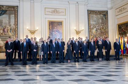 Foto de familia de los asistentes a la cena previa de Gala Real para los participantes de la Cumbre de la OTAN en el Palacio Real