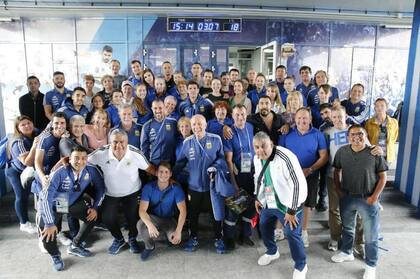 Foto de familia: la delegación de la selección, antes de partir a una gira.