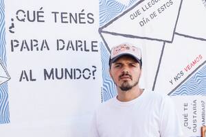 ¿Quién es el artista argentino que deja mensajes de amor en las calles de Buenos Aires?