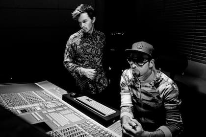 Foto de Hernán Corera. Emma y Dante en el estudio de Luis Alberto Spinetta, La Diosa Salvaje