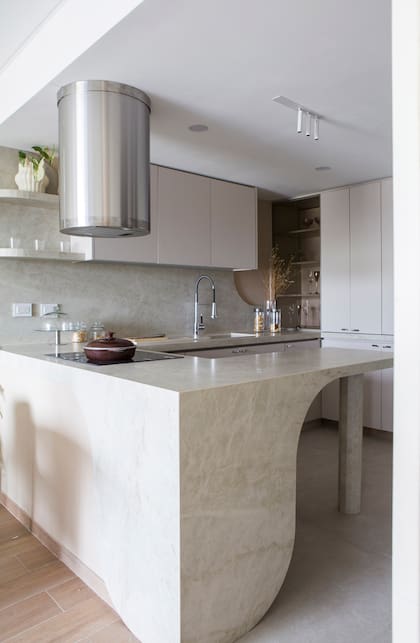Griferia 'Talampaya' (FV). El piso de la cocina se hizo en 'Adeona Antique Duo' (San Lorenzo Design).