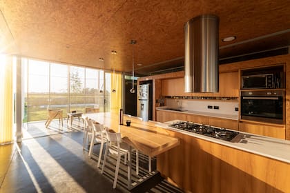 La pileta que se ve en el jardín iba a ser de hormigón, pero -por cuestiones económicas- se la construyó con fibra de vidrio color blanco: “nos sorprendimos la calidad y la terminación que nos brindó este material”, admite Sebastián.