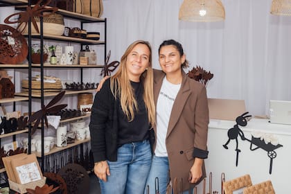 María Florencia Fernandez (izq.) es la creadora de la marca, que hoy es toda una empresa familiar. ¿Qué la distingue? Además de sus productos, pone especial atención a la forma en la que estos llegan a los clientes.