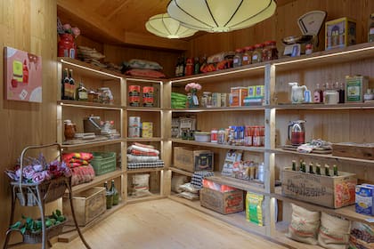 Vinos (Bodegas Gamboa). Cuadros (Diderot.art). Provisiones (New Garden). Lámparas (Hilaria Luz). La estantería es de roble 'Teraplank natural 'con listones kiri rústico (Patagonia Flooring). Elementos vintage (Rarësh). Gargantas decorativas (Cappiello+Partners, Lighting Design).