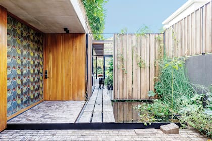 Otra propuesta sensorial: un espejo de agua frente al paso que lleva hacia el jardín.