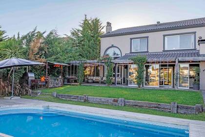 En el jardín se destaca el completísimo sector de parrilla como una barra con el fuego siempre listo.